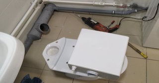 Установка напольного унитаза в Лобне: монтаж под ключ от СантехДомЛбн от 5101 рублей.